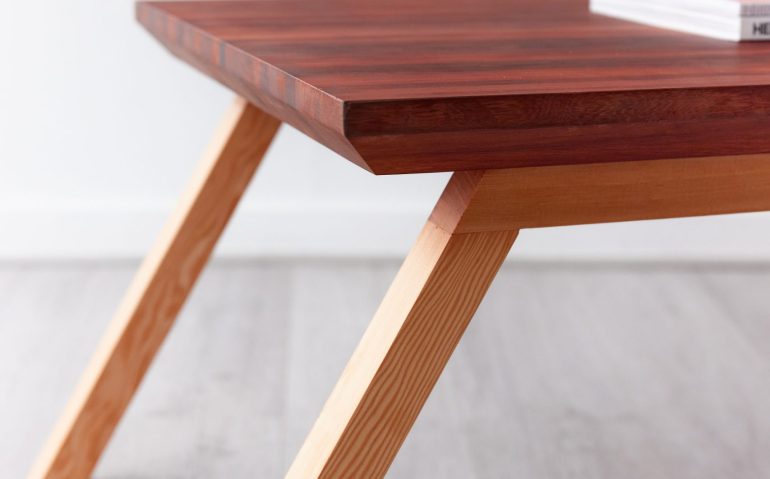Mesa de lenga chilena fabricada artesanalmente por La Pitra Taller